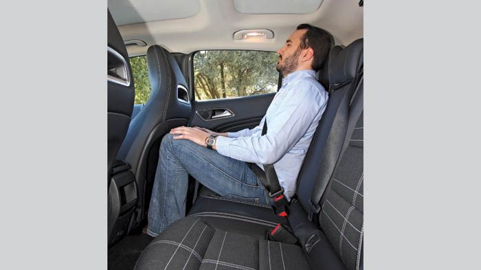 Στο πίσω κάθισμα, ο διαθέσιμος χώρος για τα γόνατα είναι άνετος, ενώ αρκετός είναι και ο διαθέσιμος χώρος για το κεφάλι, παρά την ανοιγόμενη οροφή.